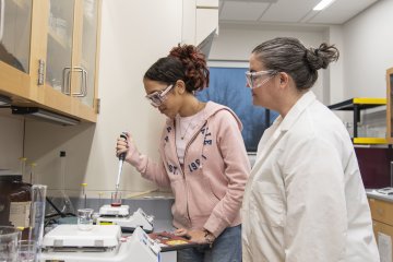 Yamilet Taveras ’27, chemistry major with Professor Alyssa Thomas in the chemistry lab